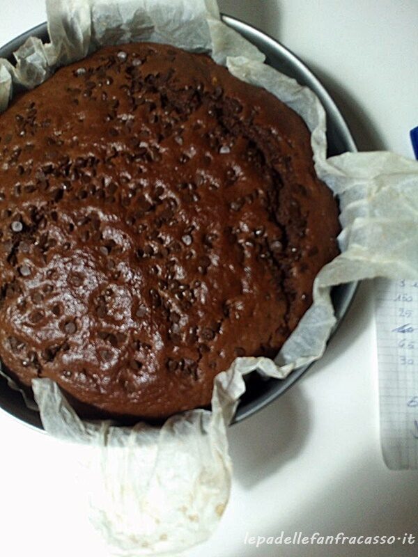 Torta al cacao con noci e uvetta sultanina