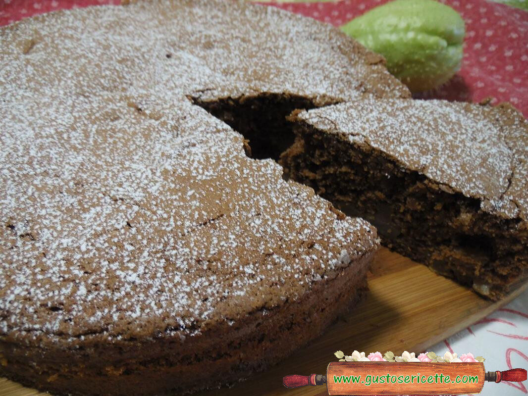 Torta al cacao con noci e zucchine spinose