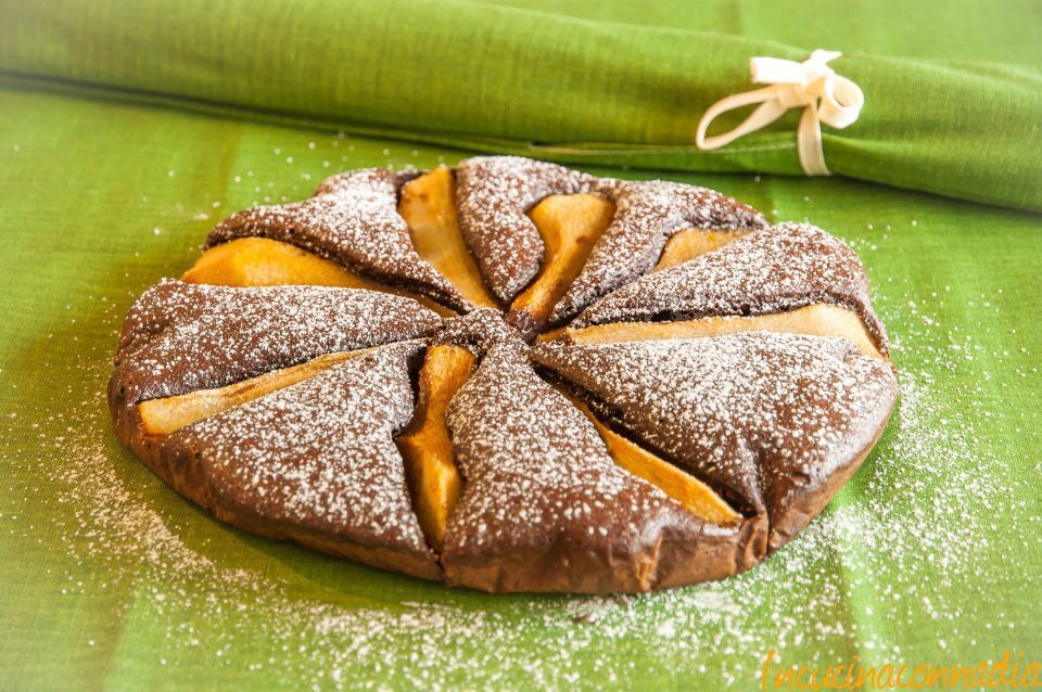 Torta al cacao con pere e cannella