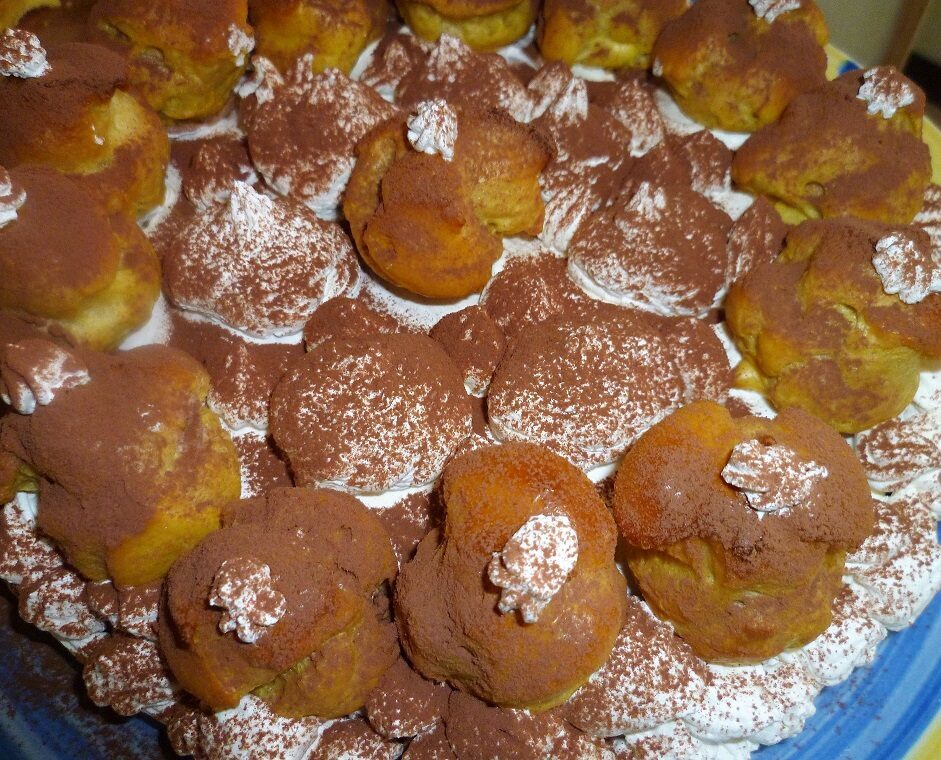 Torta al cacao con profiteroles