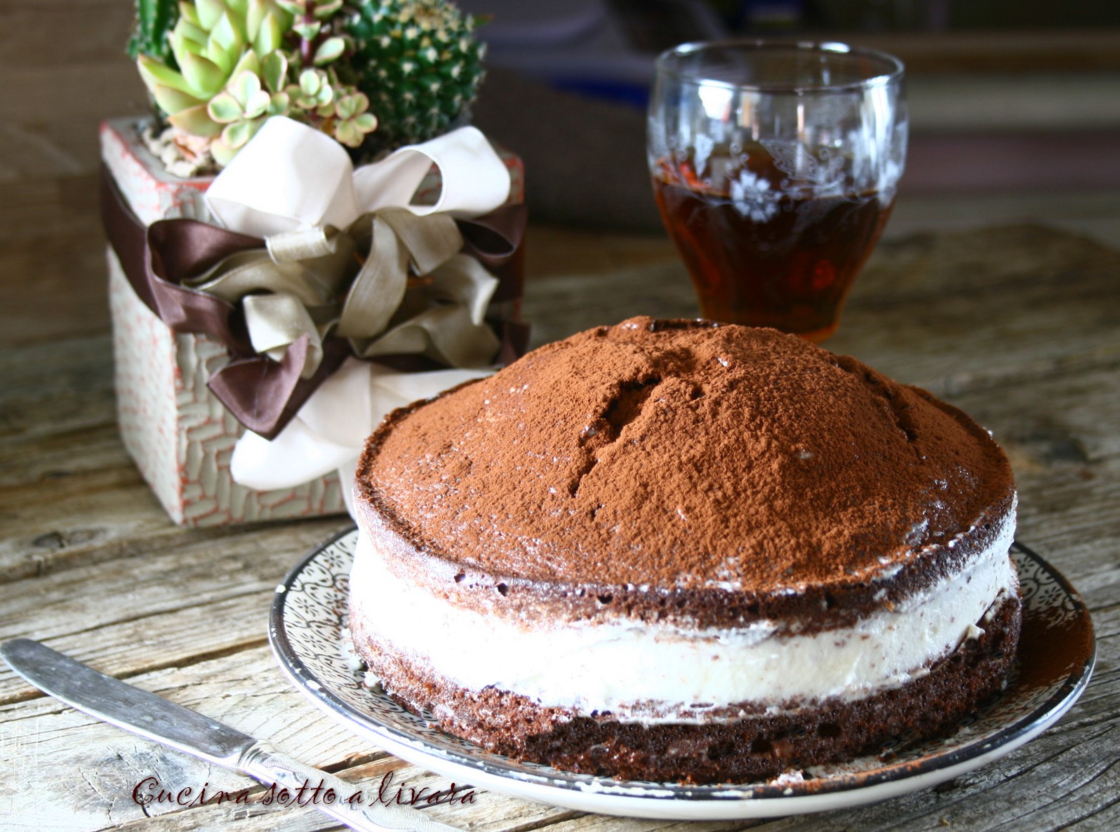 Torta al cacao con ripieno al latte