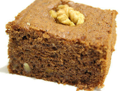 Torta al cacao sofficissima con zucca cruda, noci e olio, tagliata a quadrotti