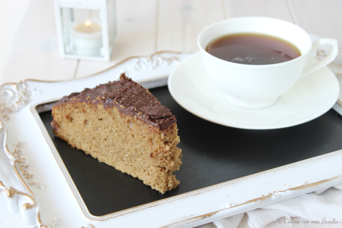 Torta al caffè glassata al cioccolato