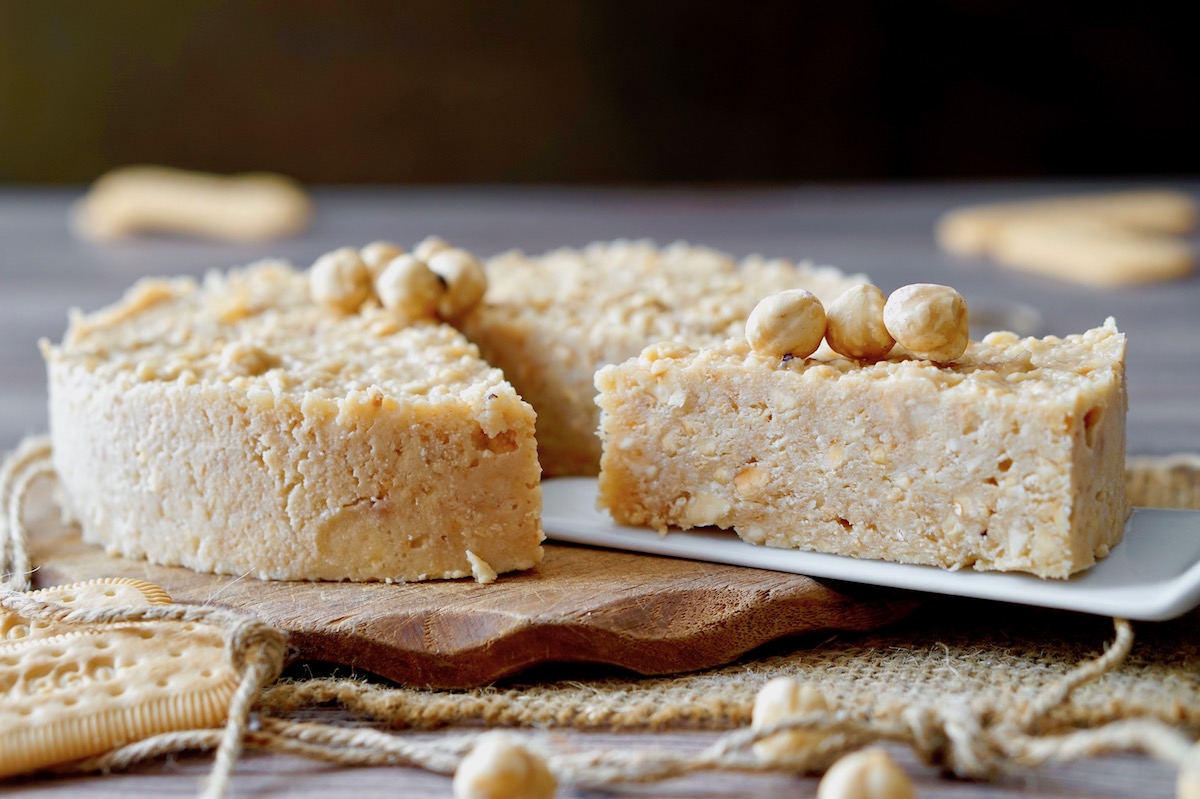 Torta al cioccolato bianco e nocciole senza cottura
