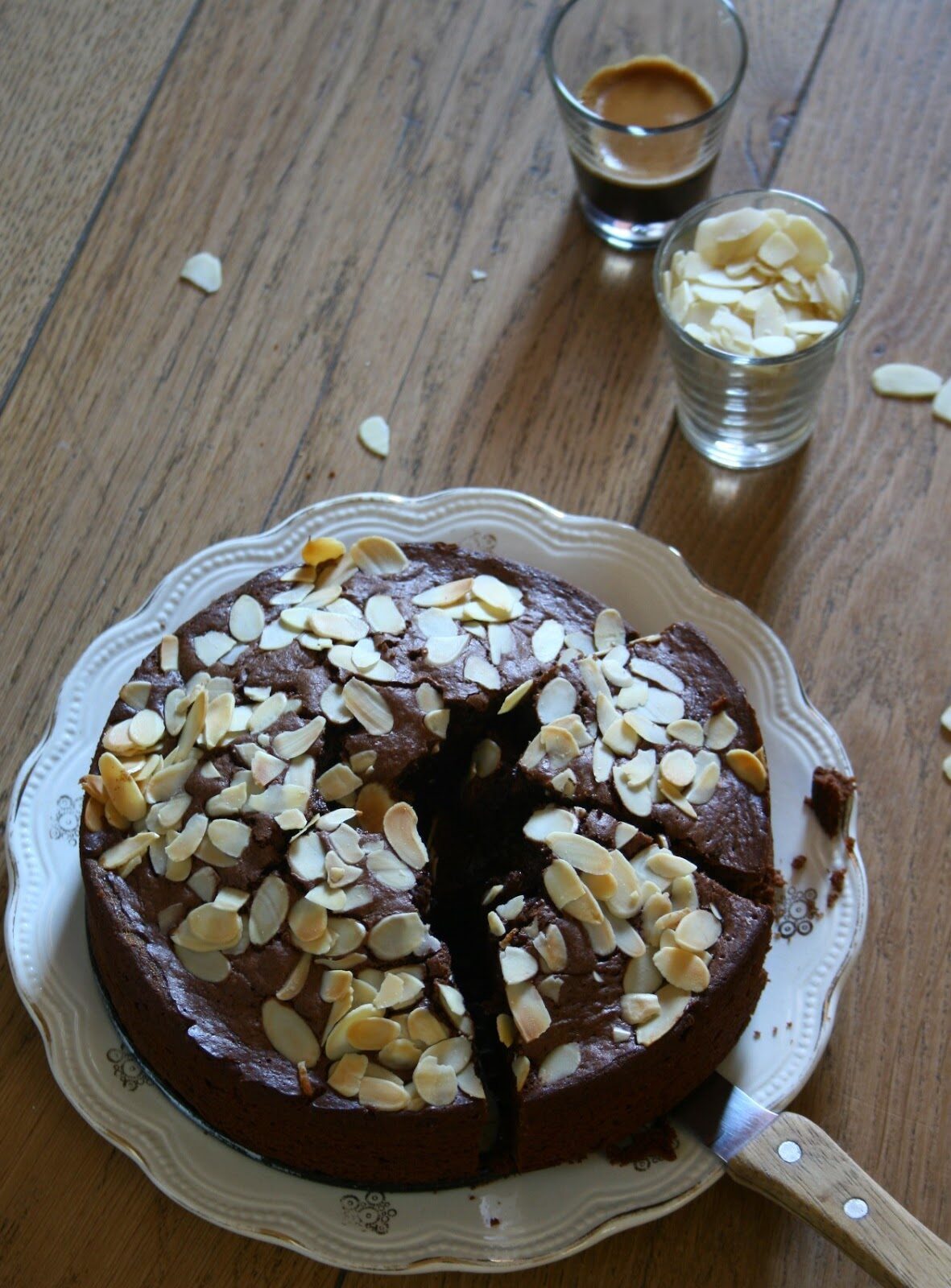 Torta al cioccolato , caffe’ e mandorle