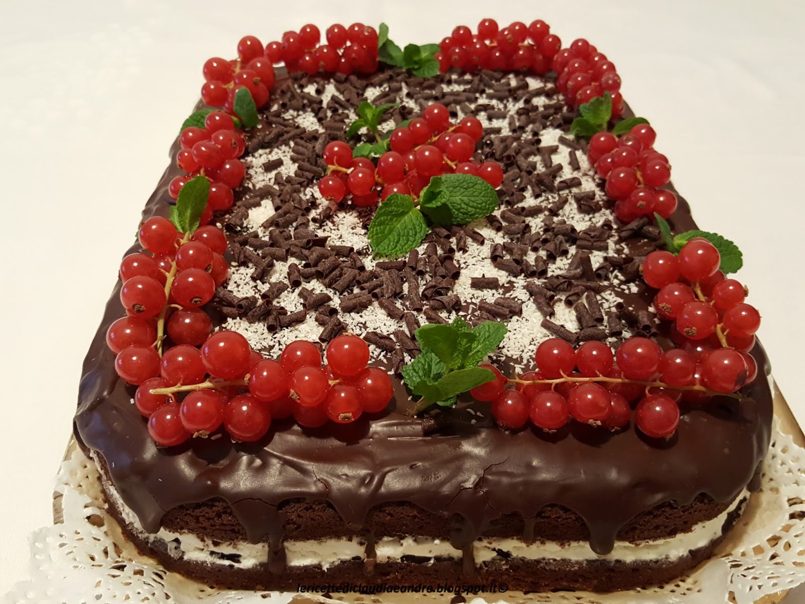 Torta al cioccolato, cocco e ribes