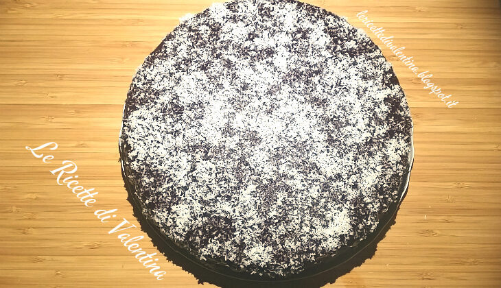 Torta al cioccolato con crema al cocco e copertura di cioccolato fondente senza latte e senza uova