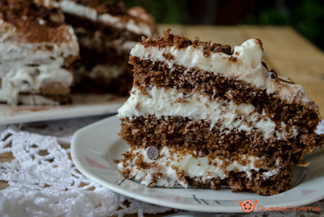 Torta al cioccolato con crema al latte e gocce di cioccolato