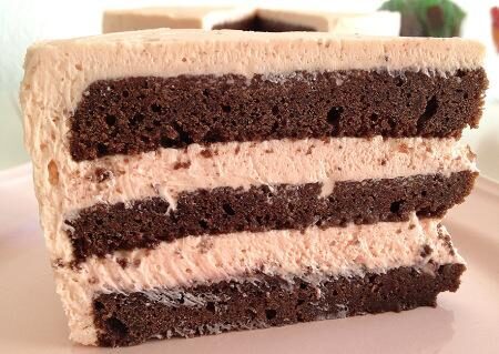 Torta al cioccolato con crema alla fragola