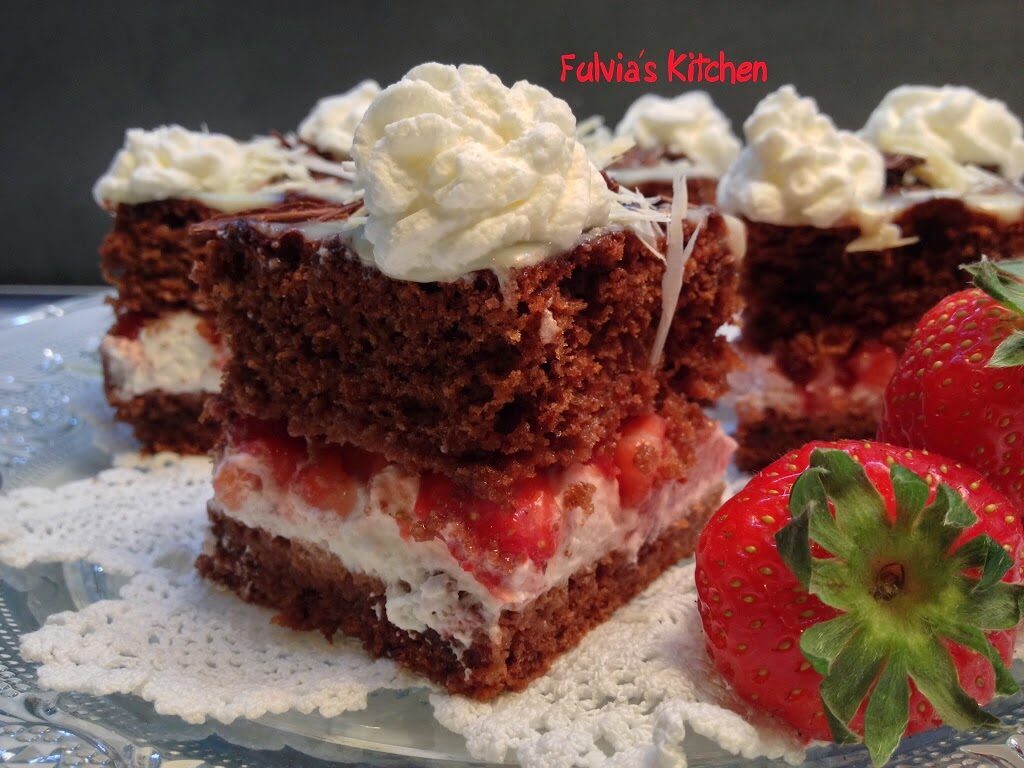 Torta al cioccolato con fragole e panna montata