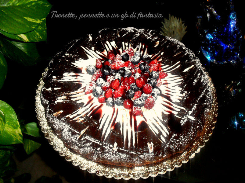 Torta al cioccolato con mirtilli e fragoline