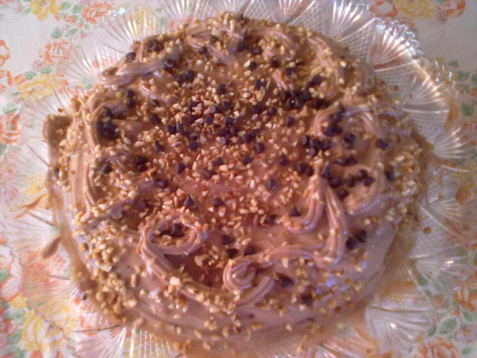 Torta al cioccolato con ripieno di nocciole..