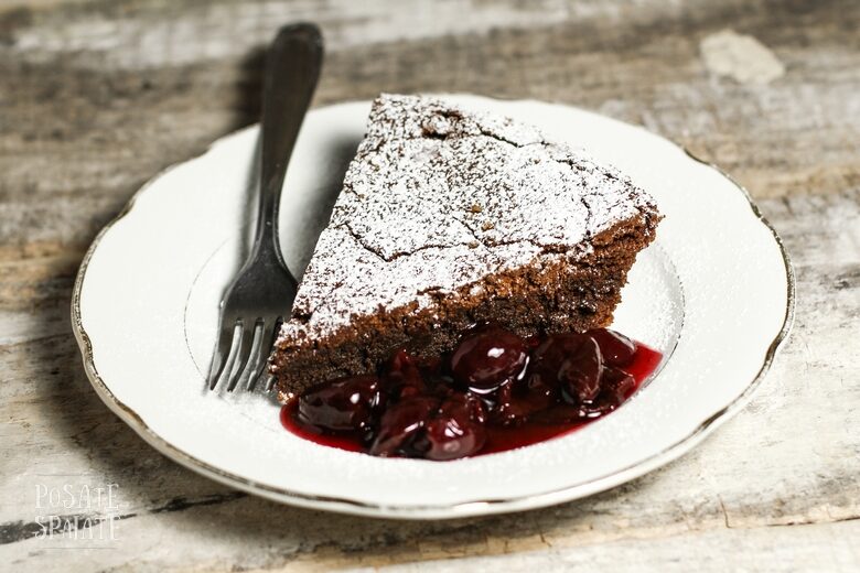 Torta al cioccolato con salsa alle ciliegie