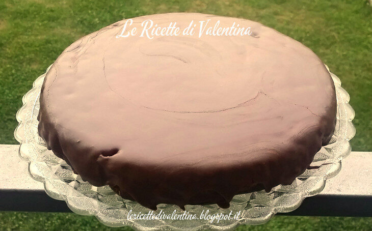 Torta al cioccolato e avocado senza uova glassata al cioccolato fondente