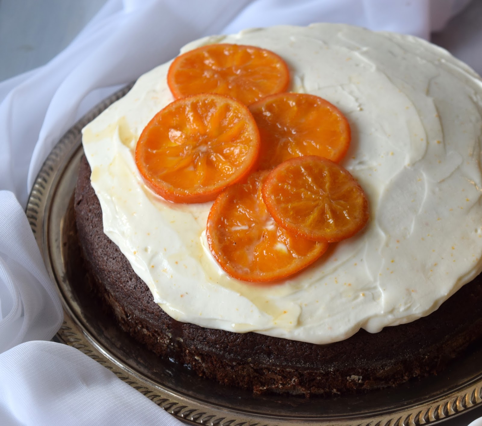 Torta al cioccolato e earl grey con frosting allo yogurt greco e mandarini