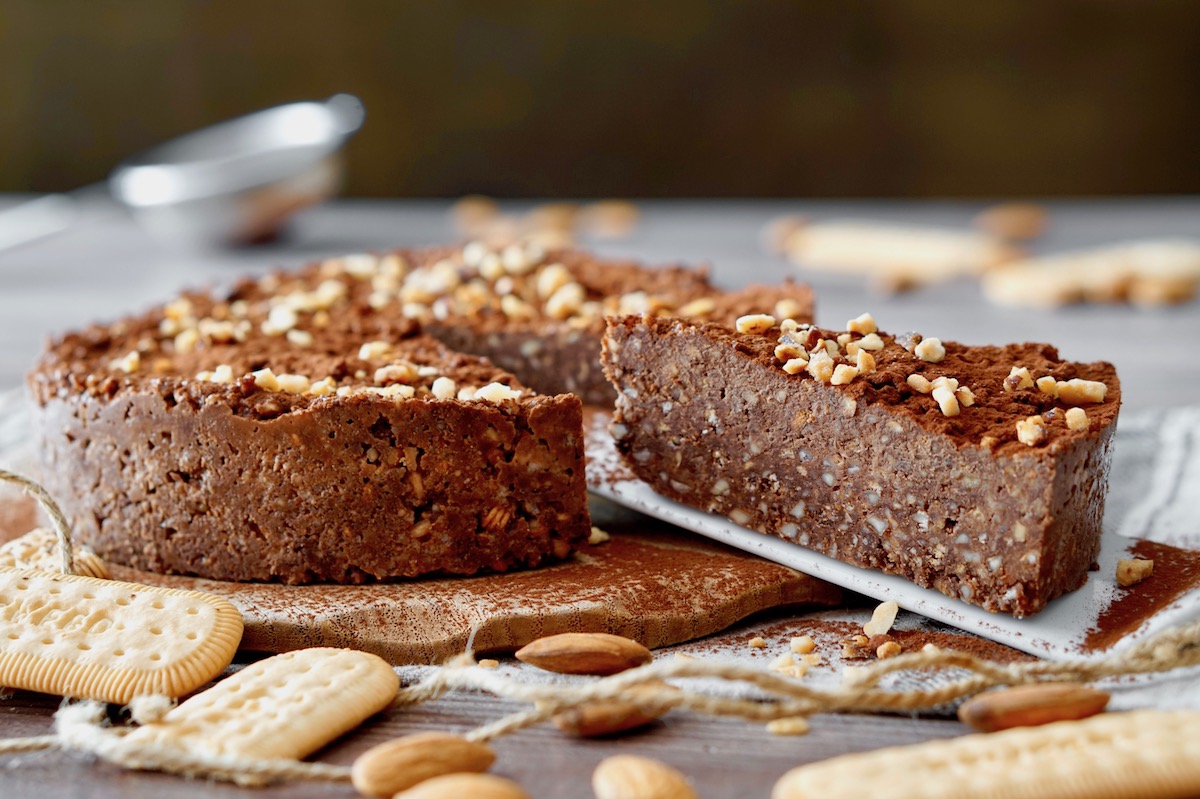 Torta al cioccolato e mandorle senza cottura