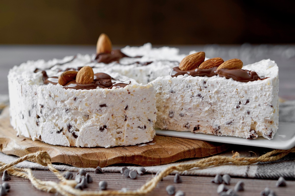 Torta al cioccolato e mandorle senza cottura