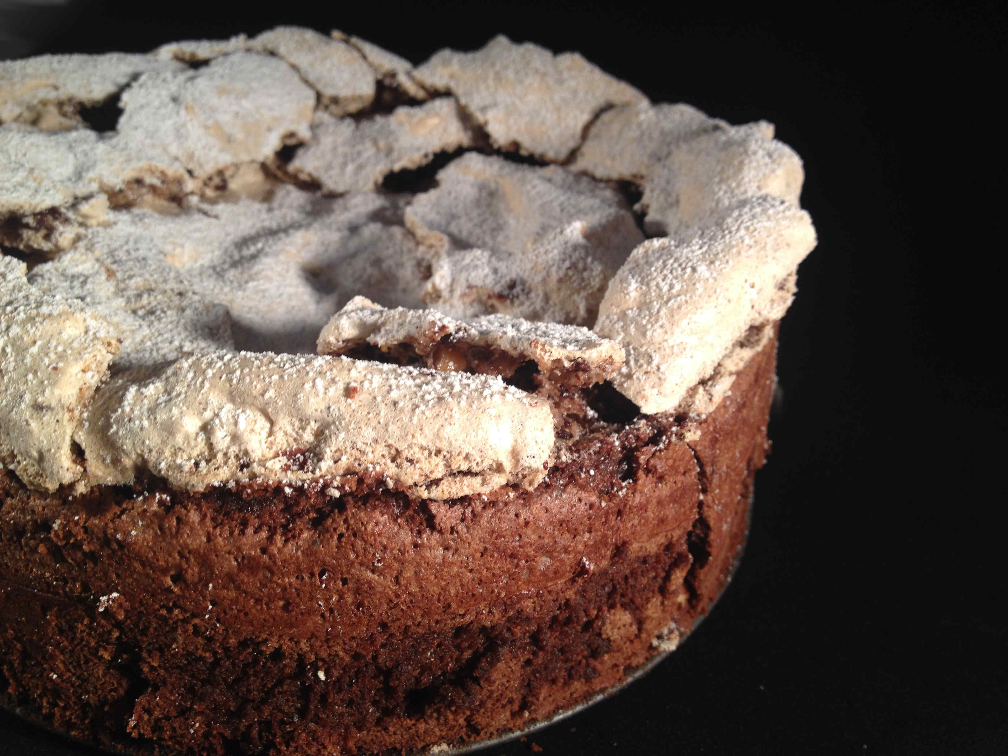 Torta al cioccolato e meringa alla nocciola