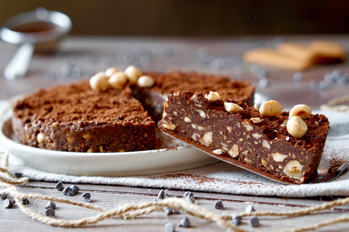 Torta al cioccolato e nocciole senza cottura