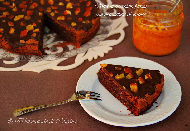 Torta al cioccolato farcita con marmellata di arance