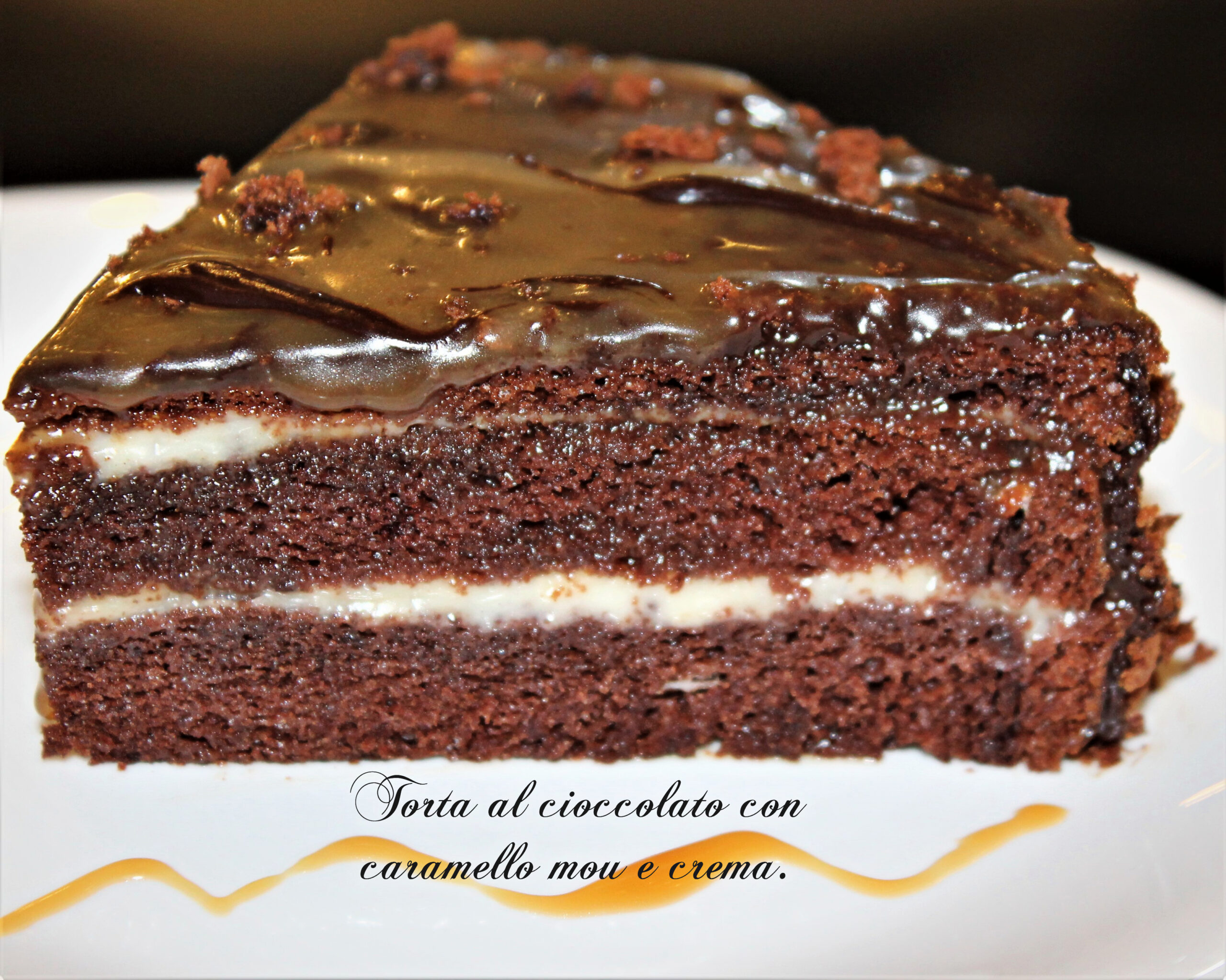 Torta al cioccolato fondente con caramello mou e crema pasticera.