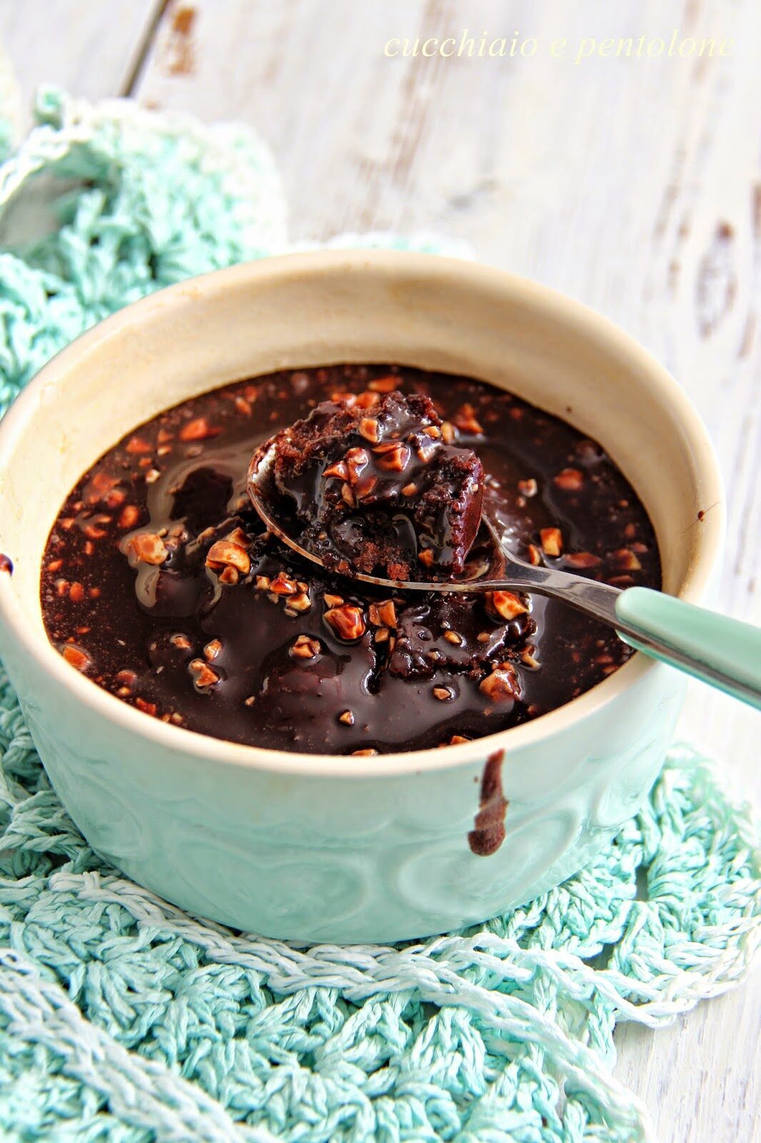 Torta al cioccolato in cocotte con gelato e arachidi salate