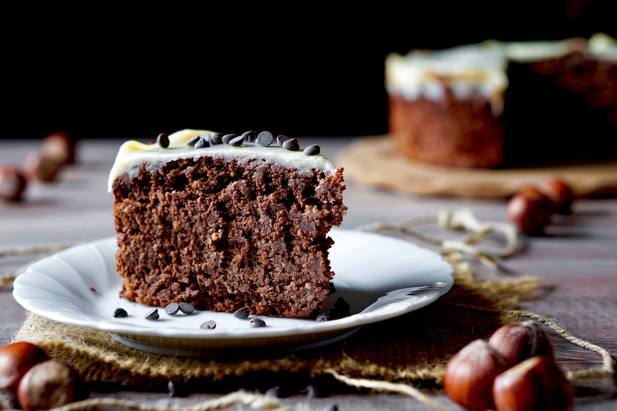 Torta al cioccolato, nocciole e cioccolato bianco