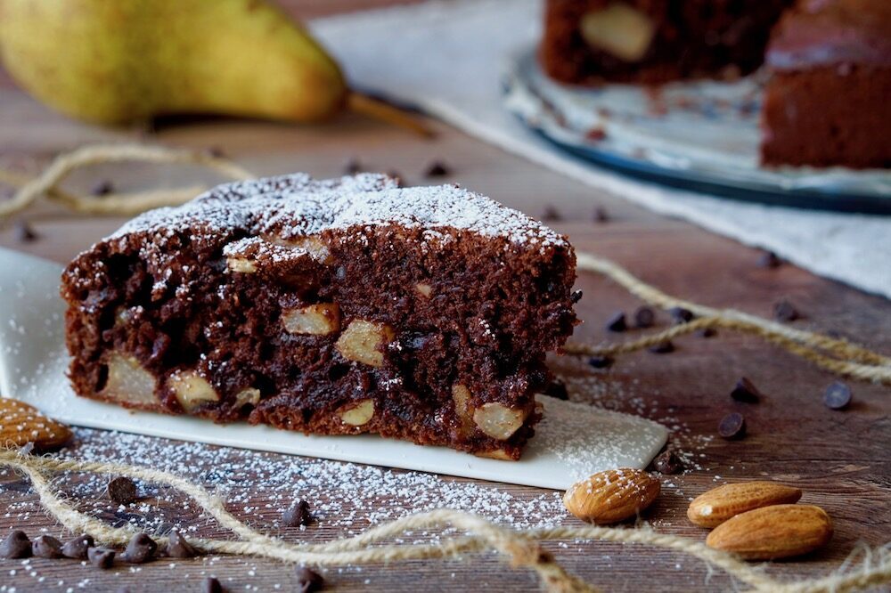Torta al cioccolato, pere e mandorle