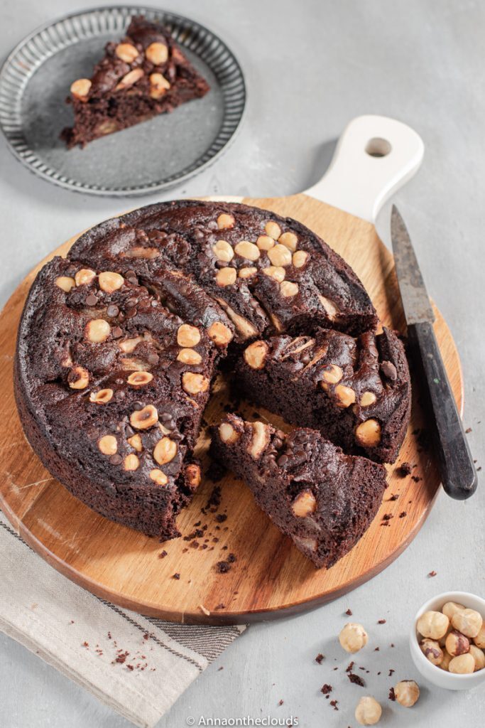 Torta al cioccolato, pere e nocciole: senza burro e latte