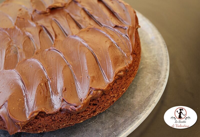 Torta al cioccolato senza uova con ganache, cotta nella friggitrice ad aria