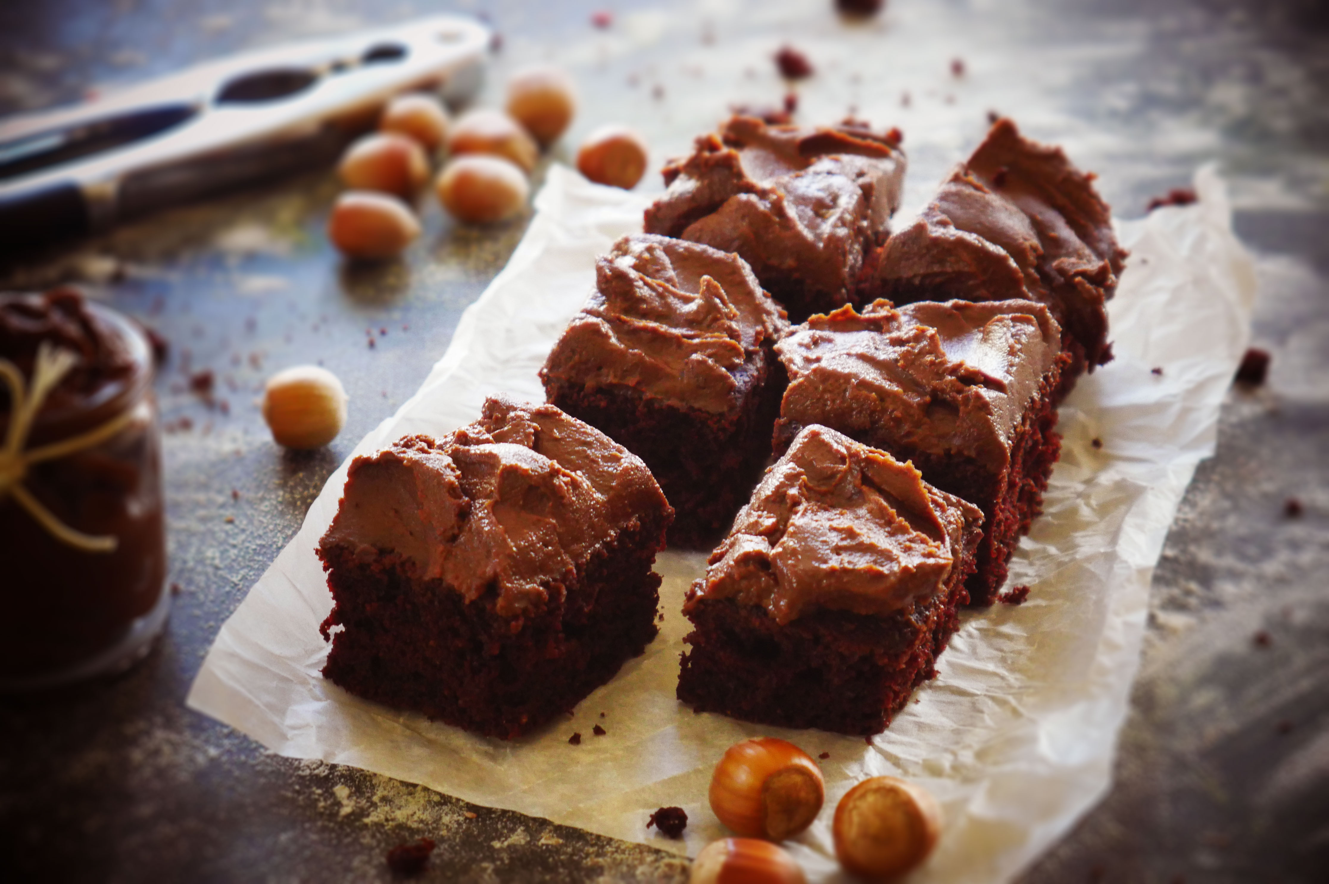 Torta al cioccolato super golosa con crema di nocciole fatta in casa!