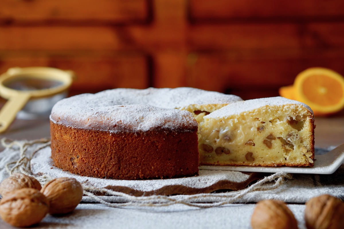 Torta al cioccolto bianco, noci e arancia