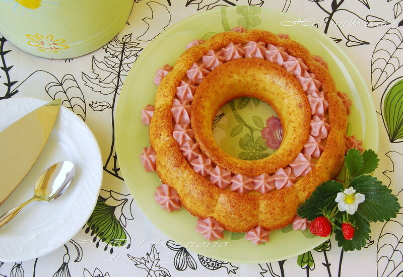 TORTA AL LATTE CALDO CON CREMA PASTICCERA ALLE FRAGOLE