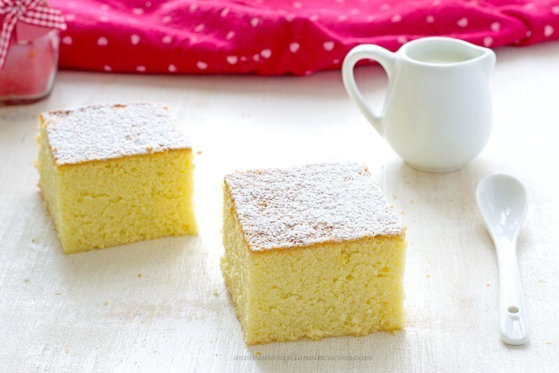 Torta al latte caldo morbida
