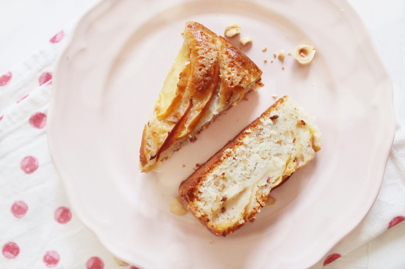 Torta al latte con mele e nocciole