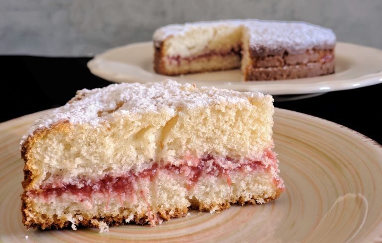 Torta al limone senza burro e senza latte con composta di fragole