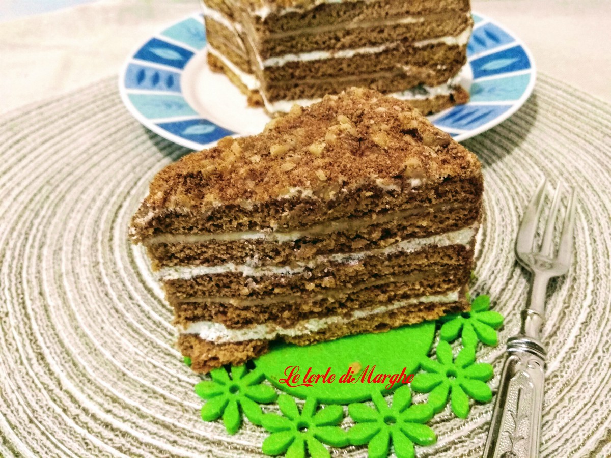 Torta al miele con panna e nocciole