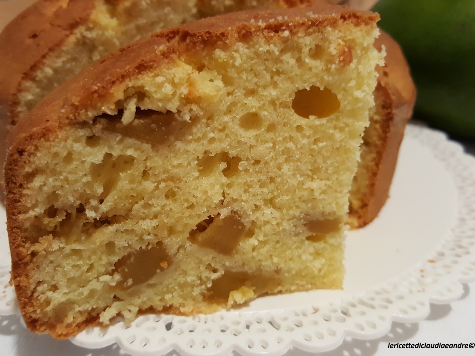 Torta al olio con mango e aroma di mandorla