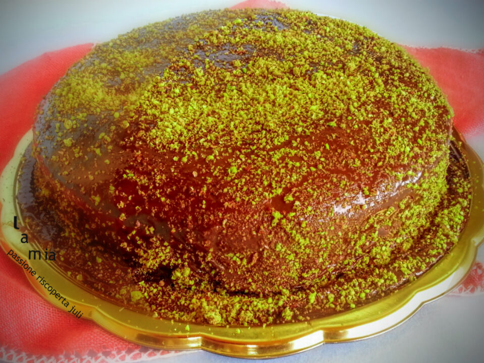 Torta al pistacchio e salsa di cioccolatoe