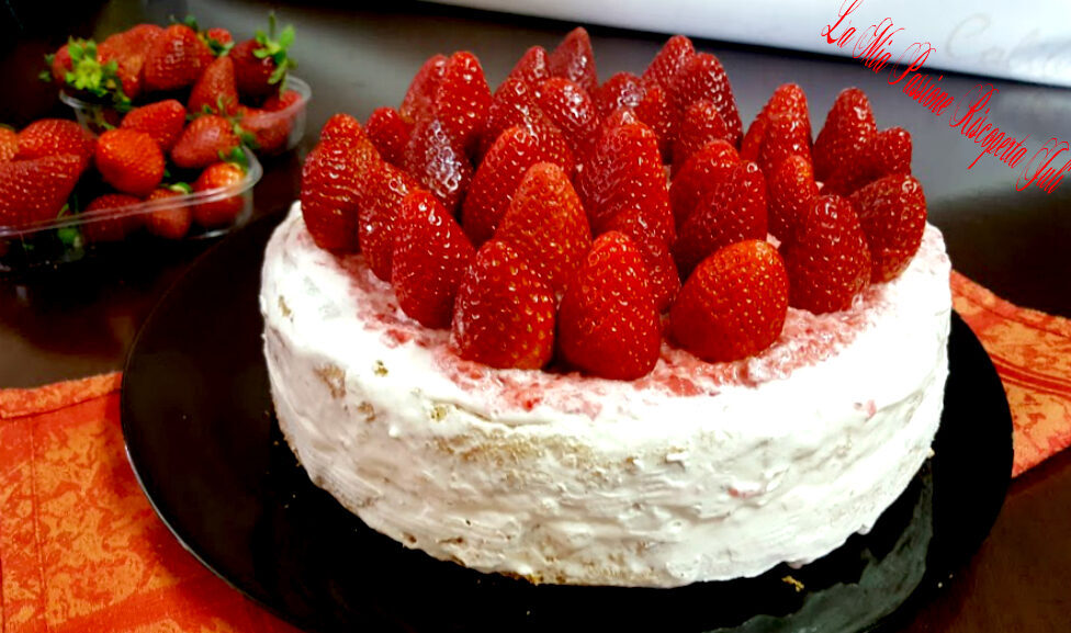 Torta al tiramisu alle fragole mascarpone e panna