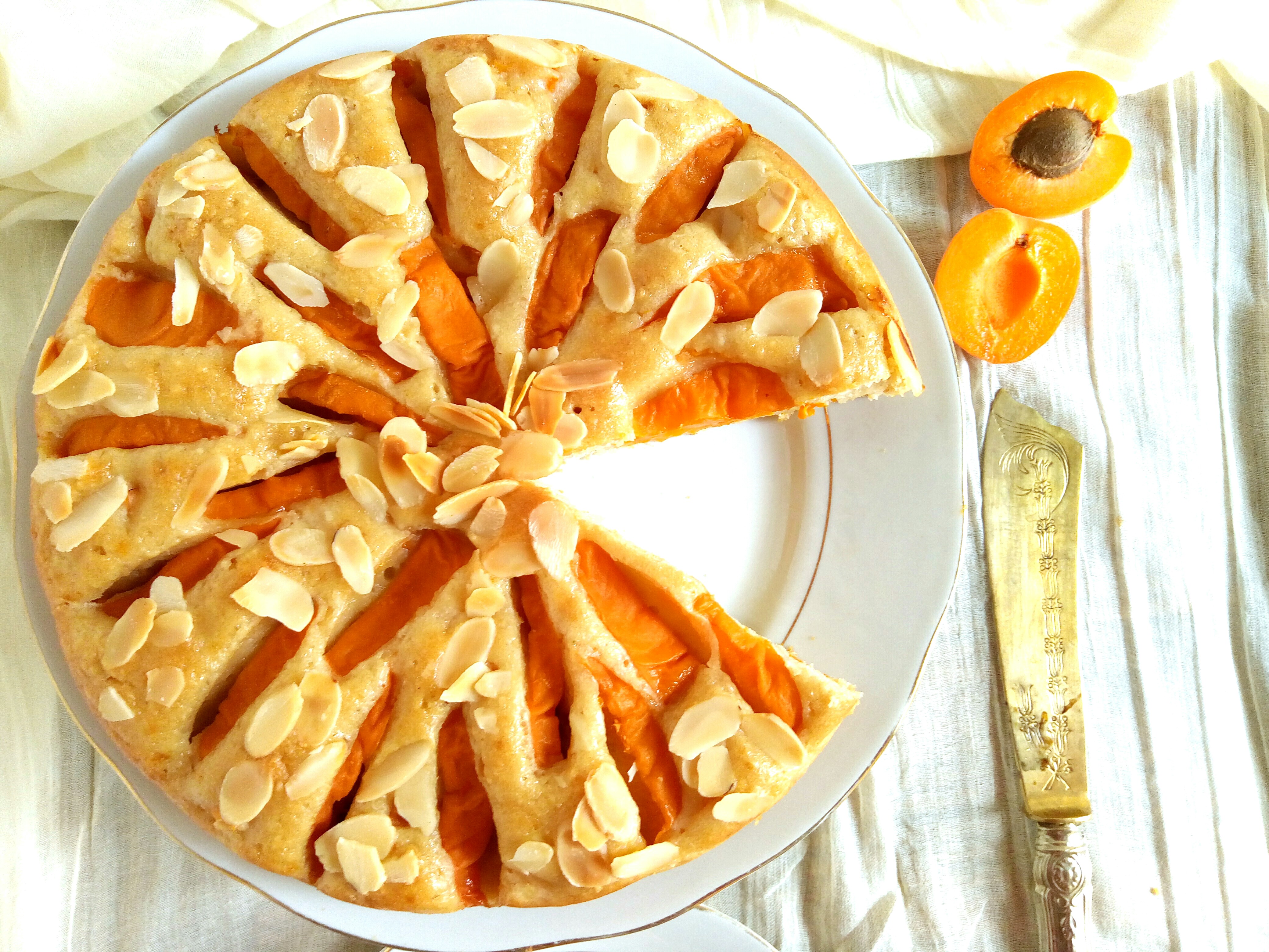 Torta albicocche e mandorle vegana e quasi light