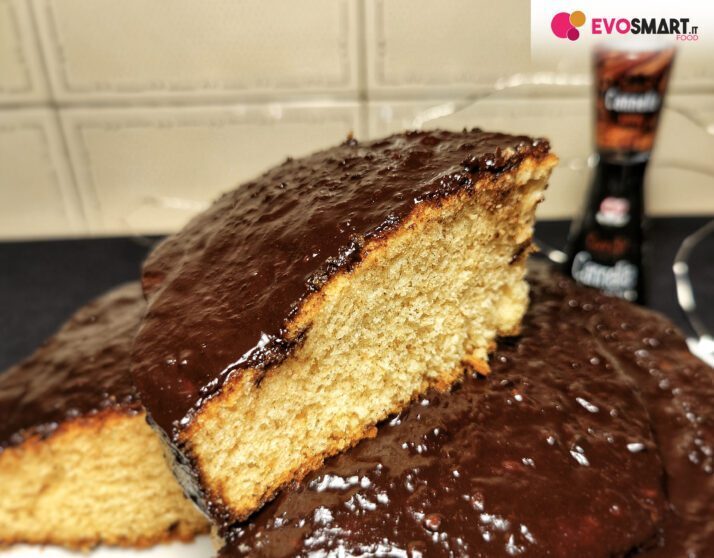 Torta alla cannella con aroma di arancia e glassa al cioccolato fondente