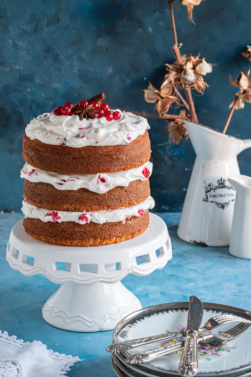 Torta alla cannella con frosting al ribes