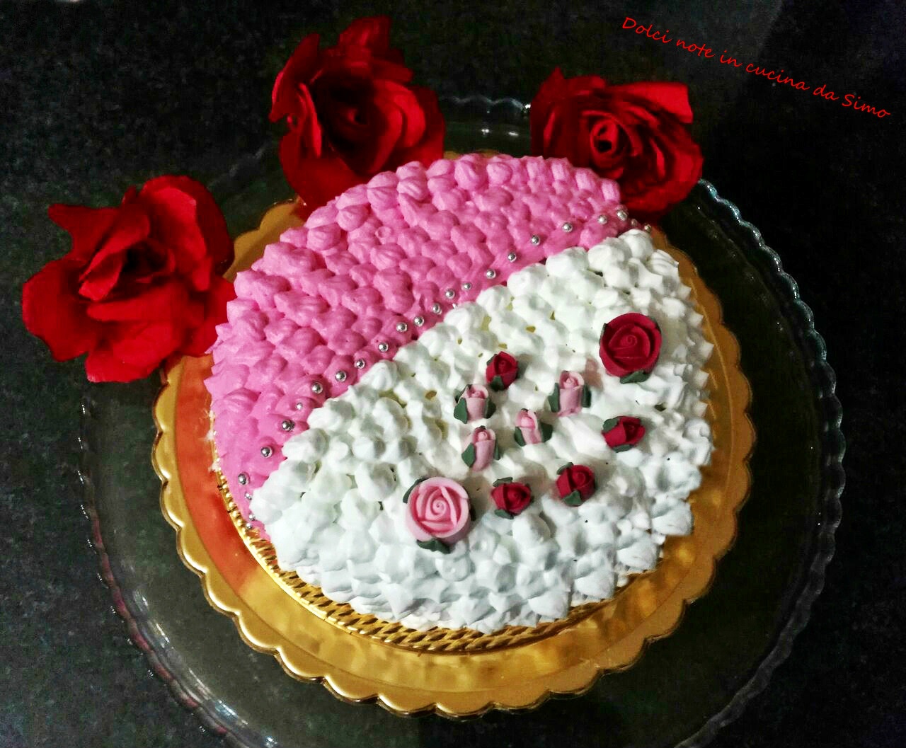 Torta alla crema decorata con panna