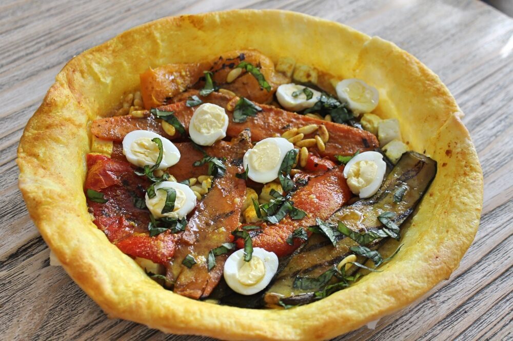 Torta alla curcuma con uova di quaglia, feta e verdure grigliate