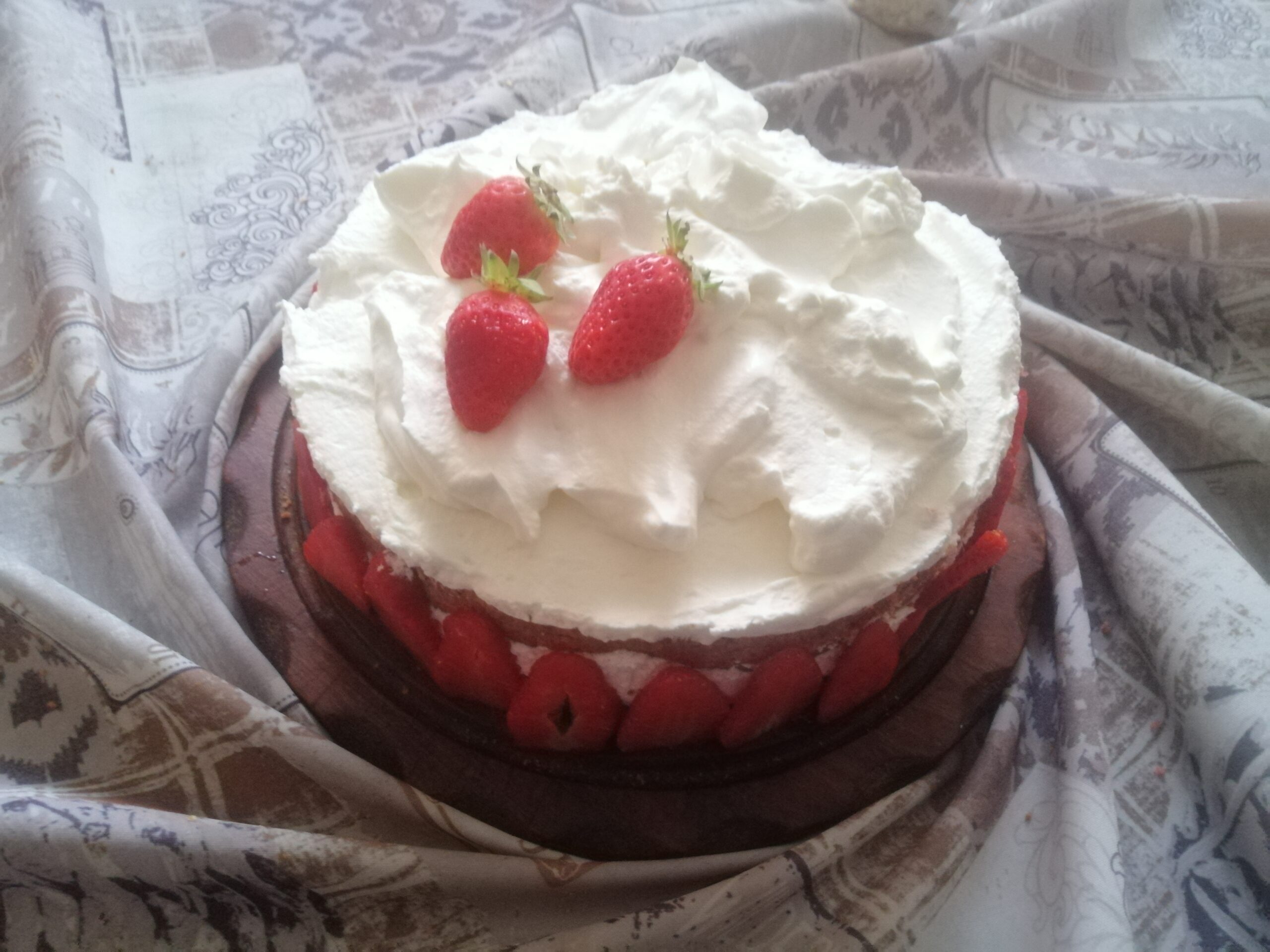 Torta alla panna con fragole e lamponi