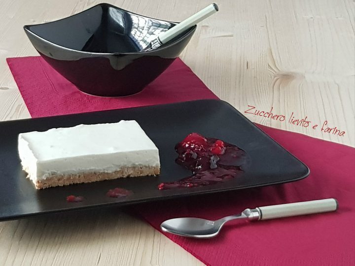 Torta alla panna cotta e frutti di bosco senza zucchero