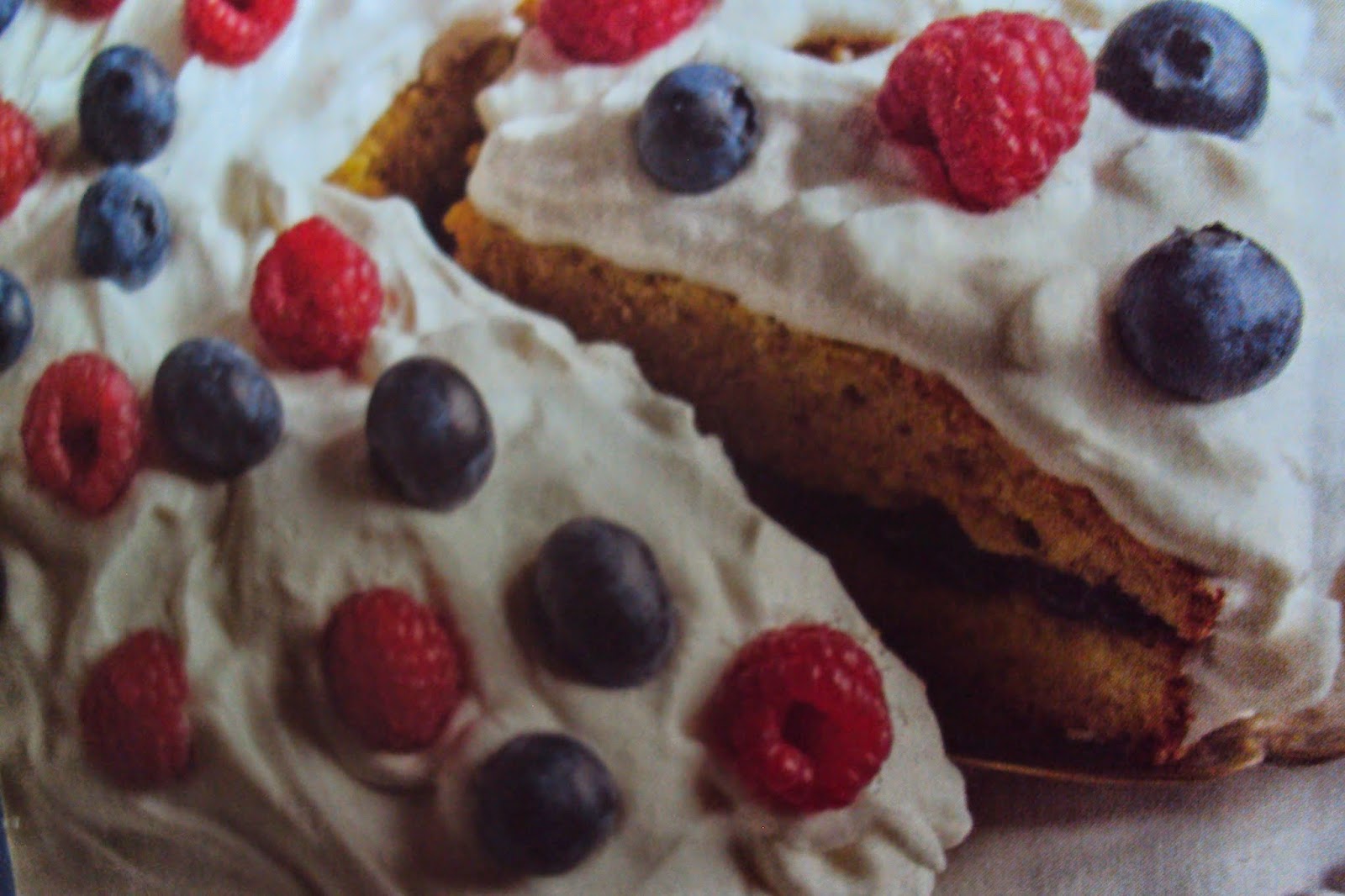 Torta alla panna e frutti di bosco