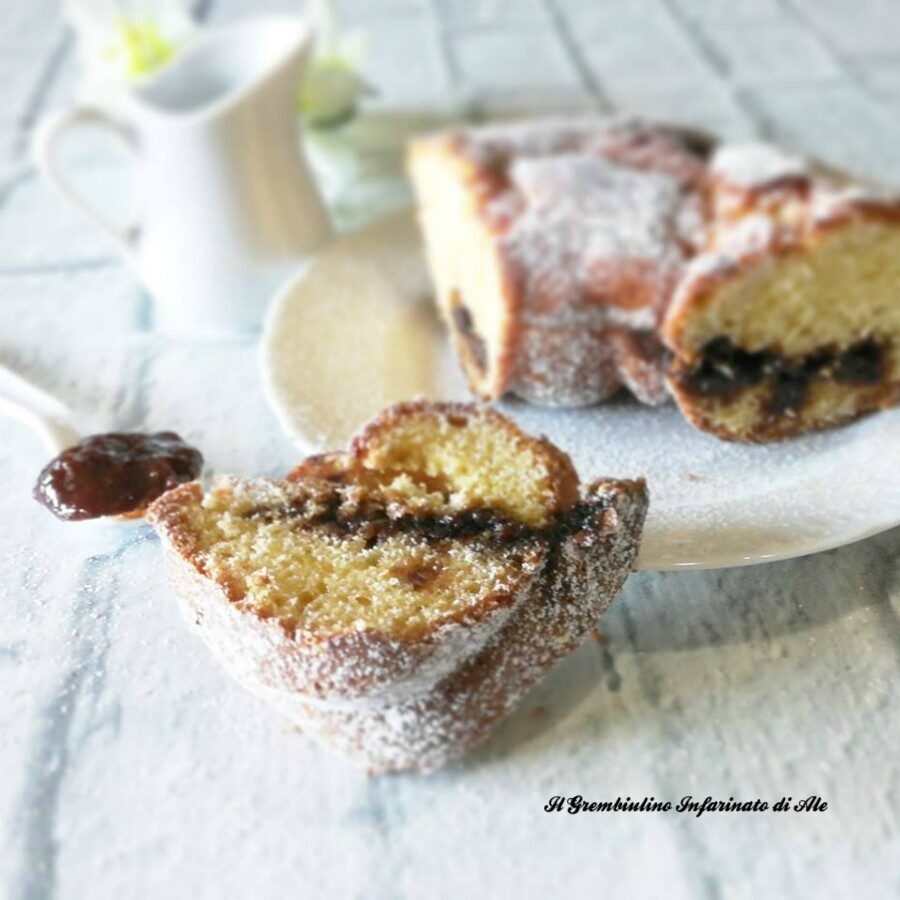 Torta alla panna e marmellata.
