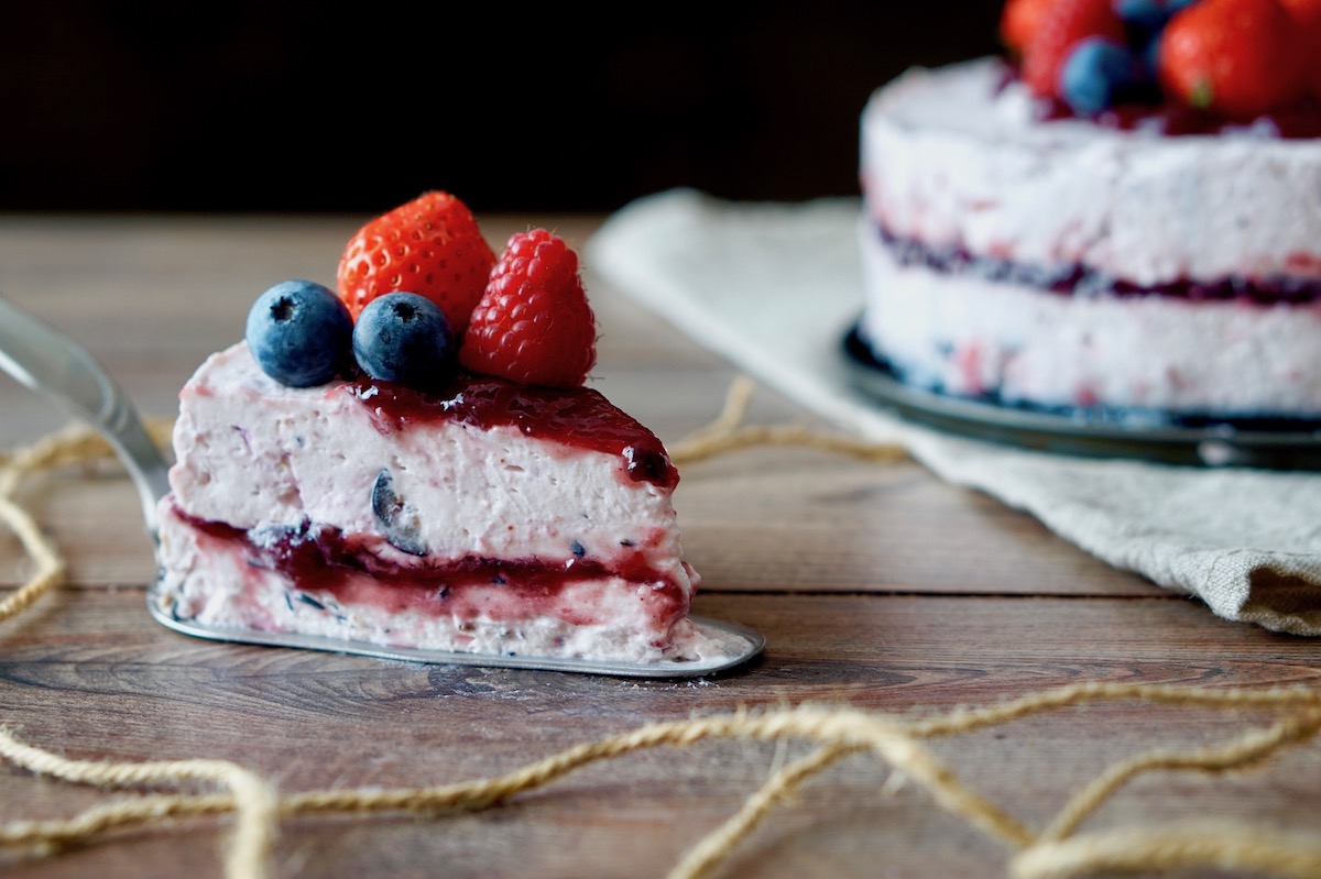 Torta alla ricotta e frutti di bosco senza cottura